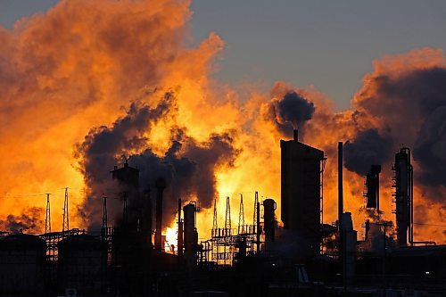 22122022
Morning sunlight filters through the emissions billowing from Koch Fertilizer in Brandon on a bitterly cold Friday morning. (Tim Smith/The Brandon Sun)