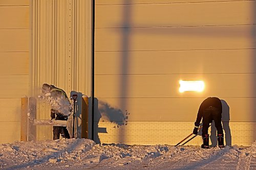 23122022
Kaol Beech and Chidi Iboh with Clean Under Pressure clear snow and ice from the warehouse doors at Purolator in Brandon&#x2019;s east end at sunrise on a freezing cold Friday morning. (Tim Smith/The Brandon Sun)