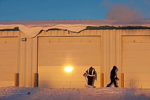 23122022
Kaol Beech and Chidi Iboh with Clean Under Pressure clear snow and ice from the warehouse doors at Purolator in Brandon&#x2019;s east end at sunrise on a freezing cold Friday morning. (Tim Smith/The Brandon Sun)