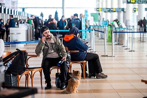 MIKAELA MACKENZIE / WINNIPEG FREE PRESS

Sunny Kalsi and his dog, Toffifee, wait (they were flying to Thunder Bay, but got stuck here and are trying to get back to Edmonton and locate lost luggage, which has many family Christmas presents) at the Winnipeg Richardson International Airport in Winnipeg on Friday, Dec. 23, 2022. For Katie story.
Winnipeg Free Press 2022.