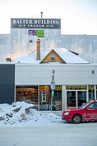 MIKAELA MACKENZIE / WINNIPEG FREE PRESS

A peaked roof pokes out above storefronts, a vestige of another time, at Kennedy Street and Graham Avenue in Winnipeg on Friday, Dec. 23, 2022. For Melissa story.
Winnipeg Free Press 2022.