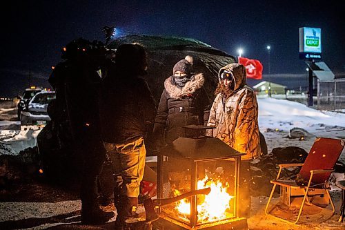 MIKAELA MACKENZIE / WINNIPEG FREE PRESS

Melissa Normand (left) and Cambria Harris speak to the media before going up to the landfill for a ceremony at the Brady landfill in Winnipeg on Friday, Dec. 23, 2022. For Erik story.
Winnipeg Free Press 2022.