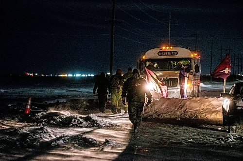 MIKAELA MACKENZIE / WINNIPEG FREE PRESS

Friends and family go onto the bus to drive up to the landfill for a ceremony at the Brady landfill in Winnipeg on Friday, Dec. 23, 2022. For Erik story.
Winnipeg Free Press 2022.