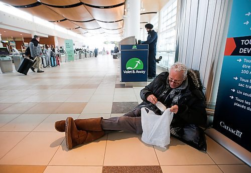 JOHN WOODS / WINNIPEG FREE PRESS
Richard Tilley and other travellers gather at Winnipeg&#x573; airport as they try to board flights out of town Sunday, December 25, 2022. Air companies have been struggling with delays and cancellations due to weather.

Re: Abas