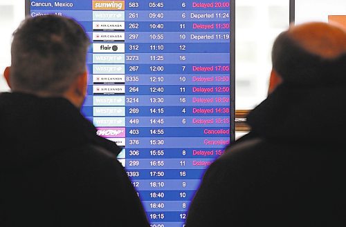 JOHN WOODS / WINNIPEG FREE PRESS
Travellers gather at Winnipeg’s airport as they try to board flights out of town Sunday, December 25, 2022. Air companies have been struggling with delays and cancellations due to weather.

Re: Abas