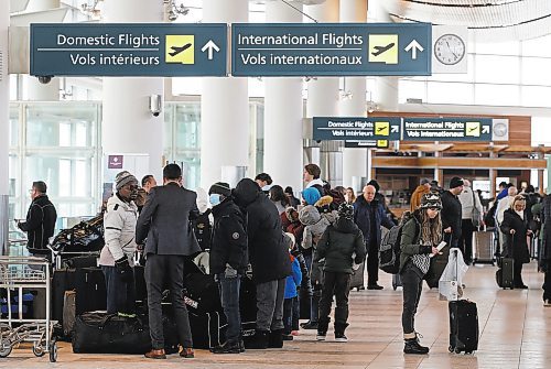 JOHN WOODS / WINNIPEG FREE PRESS
Travellers gather at Winnipeg&#x2019;s airport as they try to board flights out of town Sunday, December 25, 2022. Air companies have been struggling with delays and cancellations due to weather.

Re: Abas