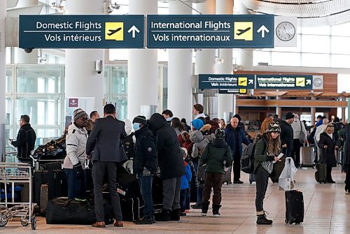 JOHN WOODS / WINNIPEG FREE PRESS
Travellers gather at Winnipeg&#x2019;s airport as they try to board flights out of town Sunday, December 25, 2022. Air companies have been struggling with delays and cancellations due to weather.

Re: Abas