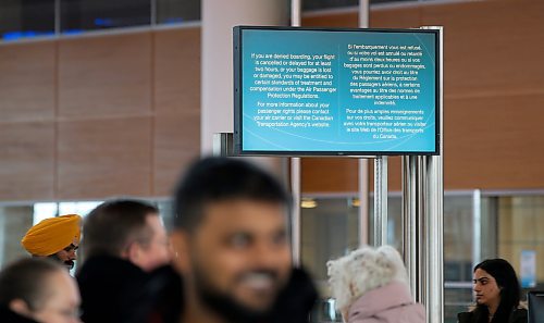 JOHN WOODS / WINNIPEG FREE PRESS
Travellers gather at Winnipeg&#x2019;s airport as they try to board flights out of town Sunday, December 25, 2022. Air companies have been struggling with delays and cancellations due to weather.

Re: Abas