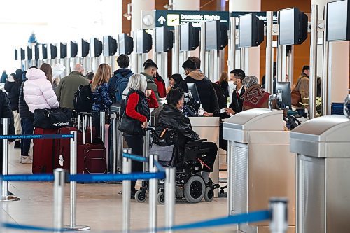 JOHN WOODS / WINNIPEG FREE PRESS
Travellers gather at Winnipeg&#x2019;s airport as they try to board flights out of town Sunday, December 25, 2022. Air companies have been struggling with delays and cancellations due to weather.

Re: Abas