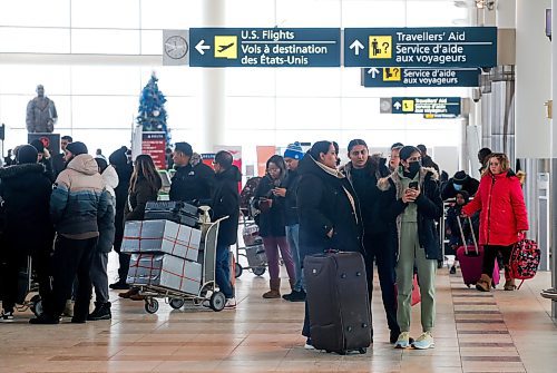 JOHN WOODS / WINNIPEG FREE PRESS
Travellers gather at Winnipeg&#x2019;s airport as they try to board flights out of town Sunday, December 25, 2022. Air companies have been struggling with delays and cancellations due to weather.

Re: Abas