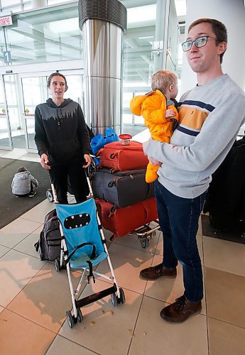 JOHN WOODS / WINNIPEG FREE PRESS
Chelsie Zylstra, her partner and children, and other travellers gather at Winnipeg&#x573; airport as they try to board flights out of town Sunday, December 25, 2022. Air companies have been struggling with delays and cancellations due to weather.

Re: Abas