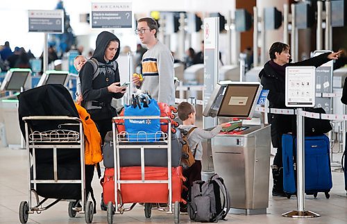 JOHN WOODS / WINNIPEG FREE PRESS
Chelsie Zylstra, left, her partner and children, and other travellers gather at Winnipeg&#x573; airport as they try to board flights out of town Sunday, December 25, 2022. Air companies have been struggling with delays and cancellations due to weather.

Re: Abas