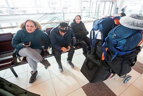 JOHN WOODS / WINNIPEG FREE PRESS
Khushbu Patel, left, assists Bharatbhai Patel, centre and his wife Meenaben, (not shown) as they wait at Winnipeg&#x573; airport as they try to board a flight to India Sunday, December 25, 2022. Air companies have been struggling with delays and cancellations due to weather.

Re: Abas
