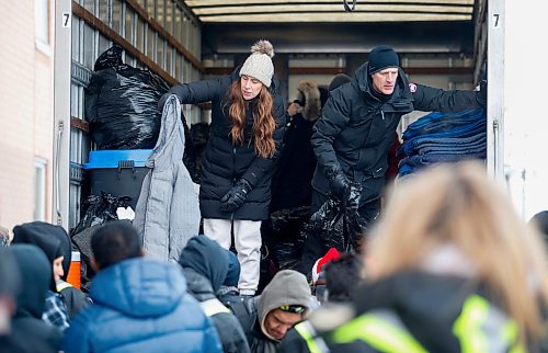 JOHN WOODS / WINNIPEG FREE PRESS
Volunteers with the Bear Clan hand out warm clothing items and lunch to people outside the Salvation Army Sunday, December 25, 2022. The group hit several locations today hoping to reach as many people as possible.

Re: Abas