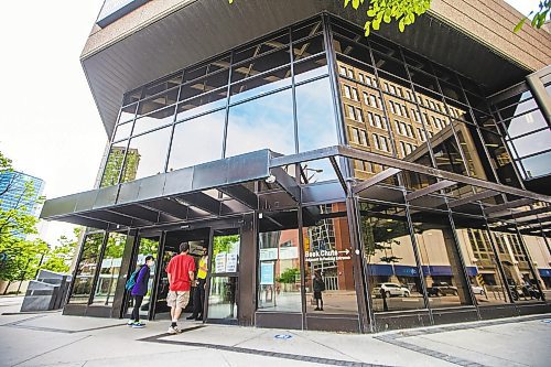 MIKAELA MACKENZIE / WINNIPEG FREE PRESS



Folks talk to security about not being able to access other services at the Millennium Library on re-opening day (for hold pick-up only) in Winnipeg on Monday, June 8, 2020. For Malak Abas story.

Winnipeg Free Press 2020.