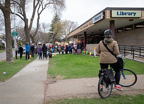 JESSICA LEE / WINNIPEG FREE PRESS



The West Kildonan community protests the city plan of tearing down their neighbourhood library and moving it to a local mall on May 17, 2022, at the West Kildonan Library.



Reporter: Joyanne Pursaga