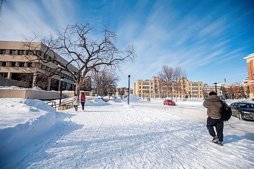 MIKAELA MACKENZIE / WINNIPEG FREE PRESS

Students walk around on campus at the University of Manitoba in Winnipeg on Monday, Feb. 28, 2022. For Maggie Macintosh story.
Winnipeg Free Press 2022.