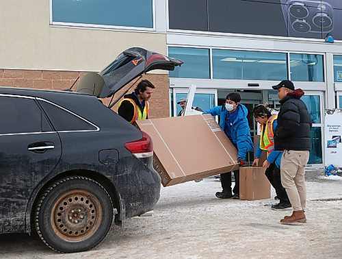 JOHN WOODS / WINNIPEG FREE PRESS
People load up their vehicles with new entertainment equipment outside a local electronics store on Boxing Day in Winnipeg Monday, December 26, 2022. 

Re: ?