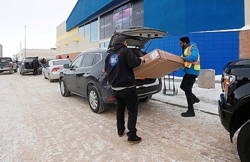 JOHN WOODS / WINNIPEG FREE PRESS
People load up their vehicles with new entertainment equipment outside a local electronics store on Boxing Day in Winnipeg Monday, December 26, 2022. 

Re: ?