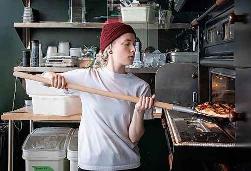 JESSICA LEE / WINNIPEG FREE PRESS

Parcel Pizza chef Jess Champion-Taylor puts a pizza in the oven on May 26, 2022.

Reporter: Eva Wasney



