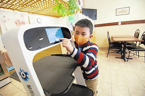 Mike Sudoma / Winnipeg Free Press
Ricky Wang, the son of Hong Du Khae owner, Dirk Wang, instructs the robotic server to the proper table, via a touch screen.
March 30, 2022