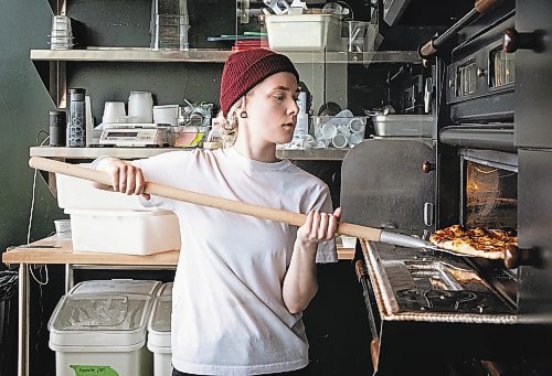 JESSICA LEE / WINNIPEG FREE PRESS

Parcel Pizza chef Jess Champion-Taylor puts a pizza in the oven on May 26, 2022.

Reporter: Eva Wasney



