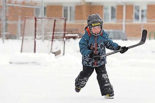 27122022
Five-year-old Brady Traill of Red Deer skates with family at the East End Community Centre on Tuesday.
(Tim Smith/The Brandon Sun)