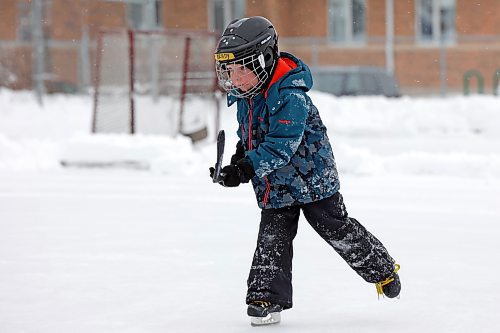 27122022
Five-year-old Brady Traill of Red Deer skates with family at the East End Community Centre on Tuesday.
(Tim Smith/The Brandon Sun)