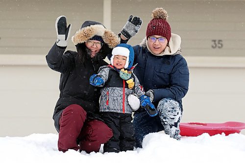 27122022
Almost-two-year-old Ethan Liu sleds with his parents Katie Zhang and Louis Liu on a small hill along Sycamore Avenue in Brandon's south end on Tuesday.
(Tim Smith/The Brandon Sun)