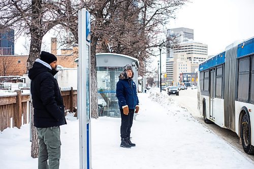 MIKAELA MACKENZIE / WINNIPEG FREE PRESS

Frank Zhang waits for his bus at a downtown Winnipeg Transit stop on Main Street at Broadway on Tuesday, Dec. 27, 2022. For Tyler story.
Winnipeg Free Press 2022.