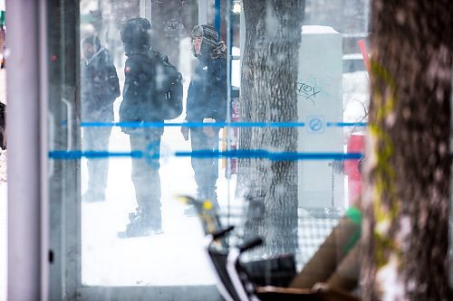 MIKAELA MACKENZIE / WINNIPEG FREE PRESS

Frank Zhang waits for his bus at a downtown Winnipeg Transit stop on Main Street at Broadway on Tuesday, Dec. 27, 2022. For Tyler story.
Winnipeg Free Press 2022.