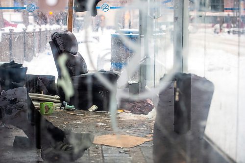 MIKAELA MACKENZIE / WINNIPEG FREE PRESS

A downtown Winnipeg Transit shelter on Graham Avenue on Tuesday, Dec. 27, 2022. For Tyler story.
Winnipeg Free Press 2022.