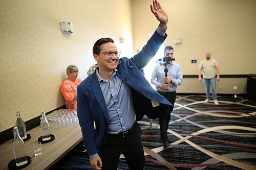 Brandon Sun 040920222 

Pierre Poilievre made a stop in Brandon on Thursday to meet supporters at the Victoria Inn. 

(Tim Smith/The Brandon Sun)