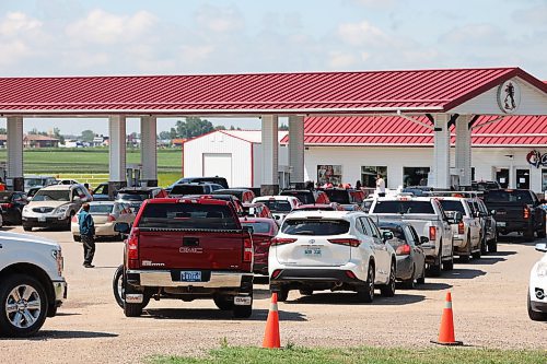 15072022
Drivers wait in lines to fill up their vehicles with gas at the Waywayseecappo Gas Bar on Highway 10 north of Brandon on Friday. The pump price for regular gas was $173.9 per litre. (Tim Smith/The Brandon Sun)