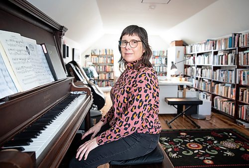 JESSICA LEE / WINNIPEG FREE PRESS

Winnipeg singer-songwriter Christine Fellows poses for a photo in her artist studio on November 14, 2022.

Reporter: Eva Wasney
