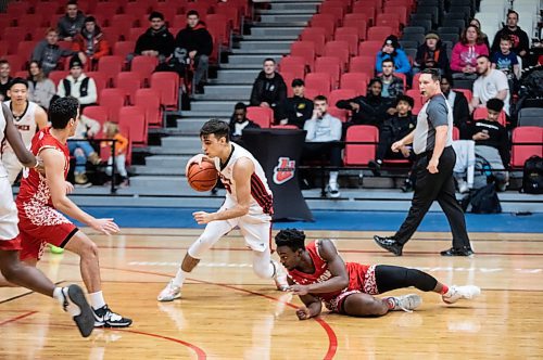 JESSICA LEE / WINNIPEG FREE PRESS

University of Winnipeg Wesmen player Alberto Gordo (9) dribbles the ball during a game against the University of Algoma Thunderbirds at the Duckworth Centre on December 28, 2022.

Reporter: Mike Sawatzky