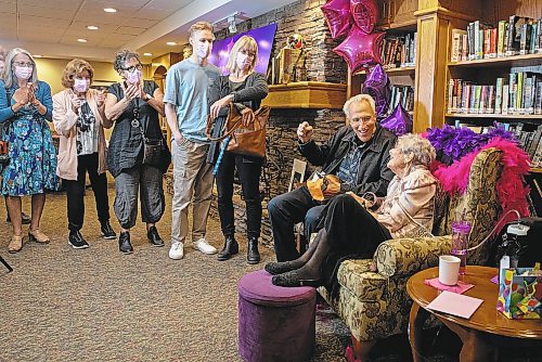 JESSICA LEE / WINNIPEG FREE PRESS

Doreen Brownstone (right) celebrates her 100th birthday at Shaftsbury Retirement Residence on September 28, 2022 with friend Al Simmons (second from right), as he places a candle hat on her head and sings to her.

Stand up