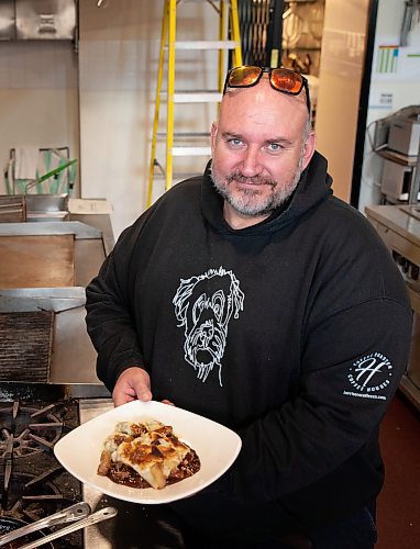 ETHAN CAIRNS / WINNIPEG FREE PRESS
Al Dawson with his fresh meat pie in Jane&#x2019;s kitchen on Main St. in Winnipeg on Wednesday, August 3, 2022.