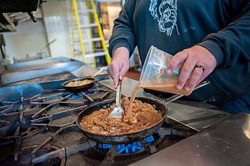 ETHAN CAIRNS / WINNIPEG FREE PRESS
Al Dawson prepares a meat pie in Jane&#x2019;s kitchen on Main St. in Winnipeg on Wednesday, August 3, 2022.