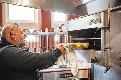 ETHAN CAIRNS / WINNIPEG FREE PRESS
Al Dawson prepares a meat pie in Jane&#x2019;s kitchen on Main St. in Winnipeg on Wednesday, August 3, 2022.