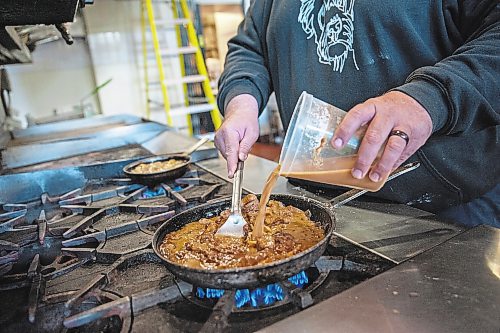 ETHAN CAIRNS / WINNIPEG FREE PRESS
Al Dawson prepares a meat pie in Jane&#x2019;s kitchen on Main St. in Winnipeg on Wednesday, August 3, 2022.