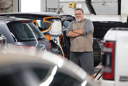 JOHN WOODS / WINNIPEG FREE PRESS
Dan Roller, shop manager at Penner Auto Body is photographed in his Corydon Ave auto body shop Monday, October 24, 2022. Roller says most shops in Winnipeg are backlogged with repairs and doesn&#x2019;t expect that to change soon.

Re: gabby