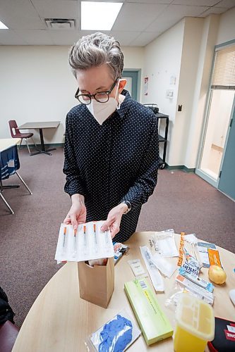 MIKE DEAL / WINNIPEG FREE PRESS
Kim Bailey, Director, Prevention Testing and Wellness at Nine Circles Community Health Centre, with a bunch of single use syringes that are part of a kit that would be handed out to a client during a tour of the Pit Stop at 705 Broadway.
See Katrina Clarke story
221215 - Thursday, December 15, 2022.