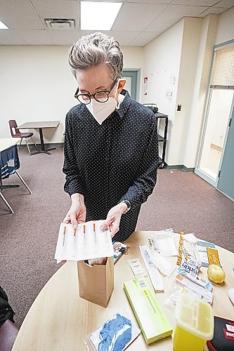 MIKE DEAL / WINNIPEG FREE PRESS
Kim Bailey, Director, Prevention Testing and Wellness at Nine Circles Community Health Centre, with a bunch of single use syringes that are part of a kit that would be handed out to a client during a tour of the Pit Stop at 705 Broadway.
See Katrina Clarke story
221215 - Thursday, December 15, 2022.