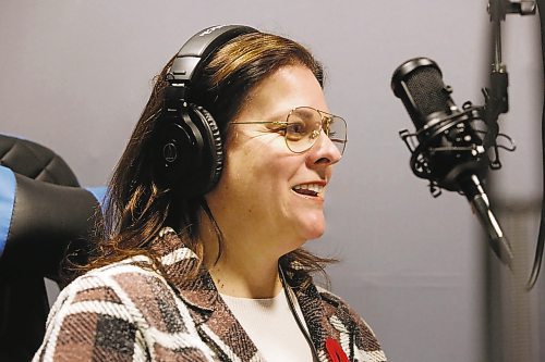 Manitoba Premier Heather Stefanson smiles during a podcast interview with Brandon Sun reporter Ian Hitchen on Friday afternoon at the Brandon Neighbourhood Renewal Corporation Makerspace. (Matt Goerzen/The Brandon Sun)