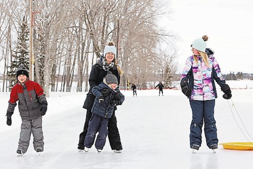 29122022
Laurel Loewen and her children Kaelem, Phoebe and Evallete skate together at the Brandon Skating Oval on a mild Thursday.  (Tim Smith/The Brandon Sun)