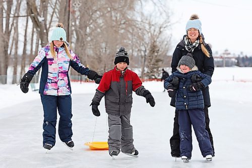 29122022
Laurel Loewen and her children Evallete, Kaelem and Phoebe skate together at the Brandon Skating Oval on a mild Thursday.  (Tim Smith/The Brandon Sun)