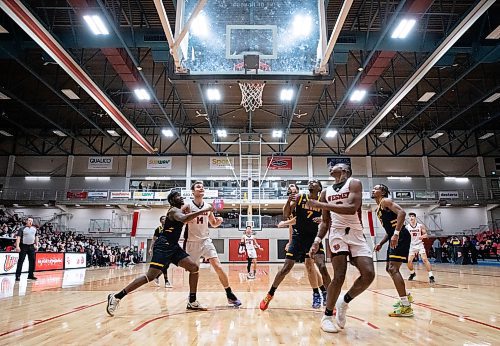 JESSICA LEE / WINNIPEG FREE PRESS

Players watch the net after University of Winnipeg Wesmen player Emmanuel Thomas (2) shoots the ball during a game against the University of Brandon Bobcats at Duckworth Centre on December 29, 2022.

Reporter: Mike Sawatzky