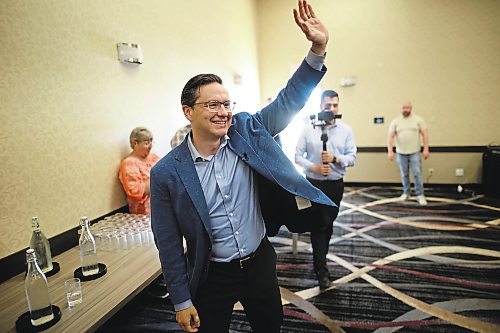 Brandon Sun 040920222 

Pierre Poilievre made a stop in Brandon on Thursday to meet supporters at the Victoria Inn. 

(Tim Smith/The Brandon Sun)