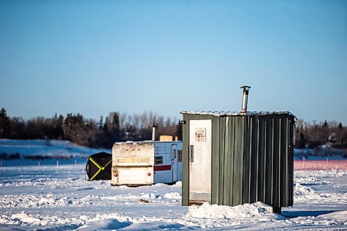 MIKAELA MACKENZIE / WINNIPEG FREE PRESS

An ice fishing village gets set up on the river in Lockport on Friday, Dec. 30, 2022. For Malak story.
Winnipeg Free Press 2022.